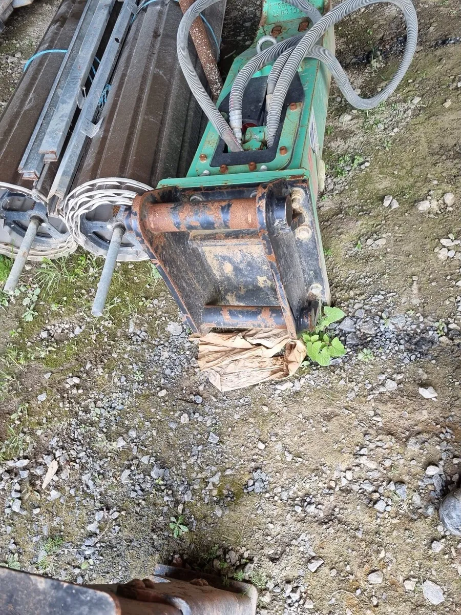 Buckets and rock breaker - Image 4