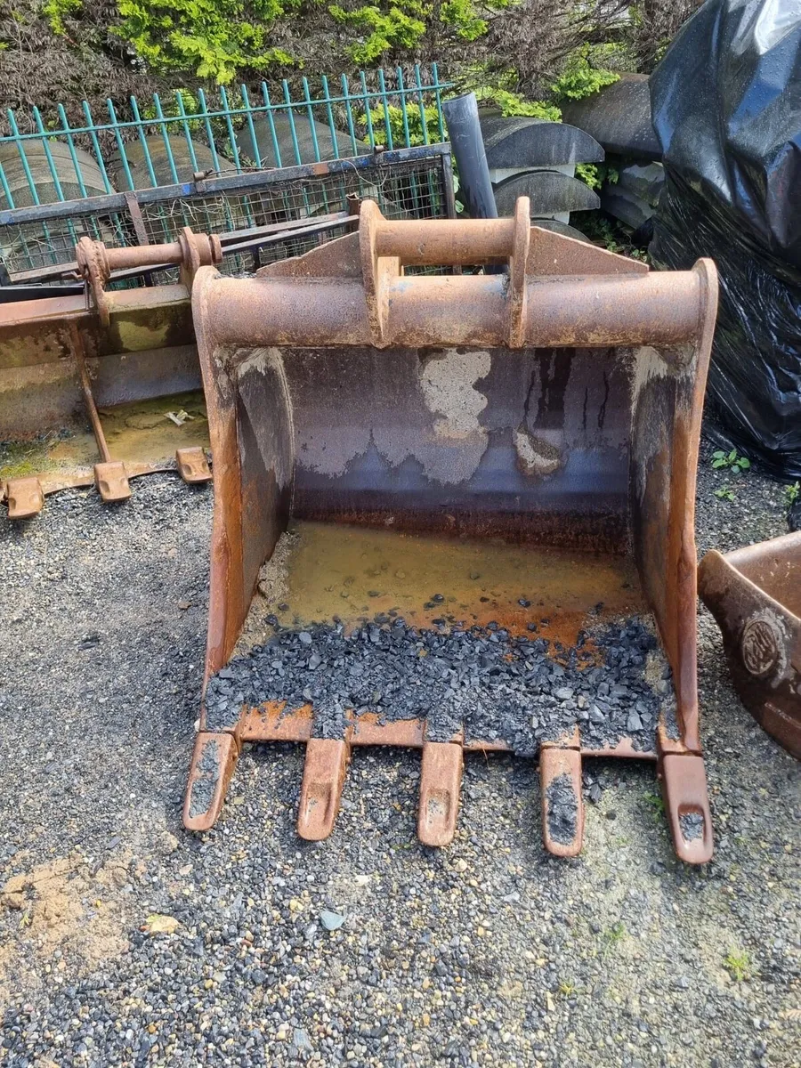 Buckets and rock breaker - Image 1