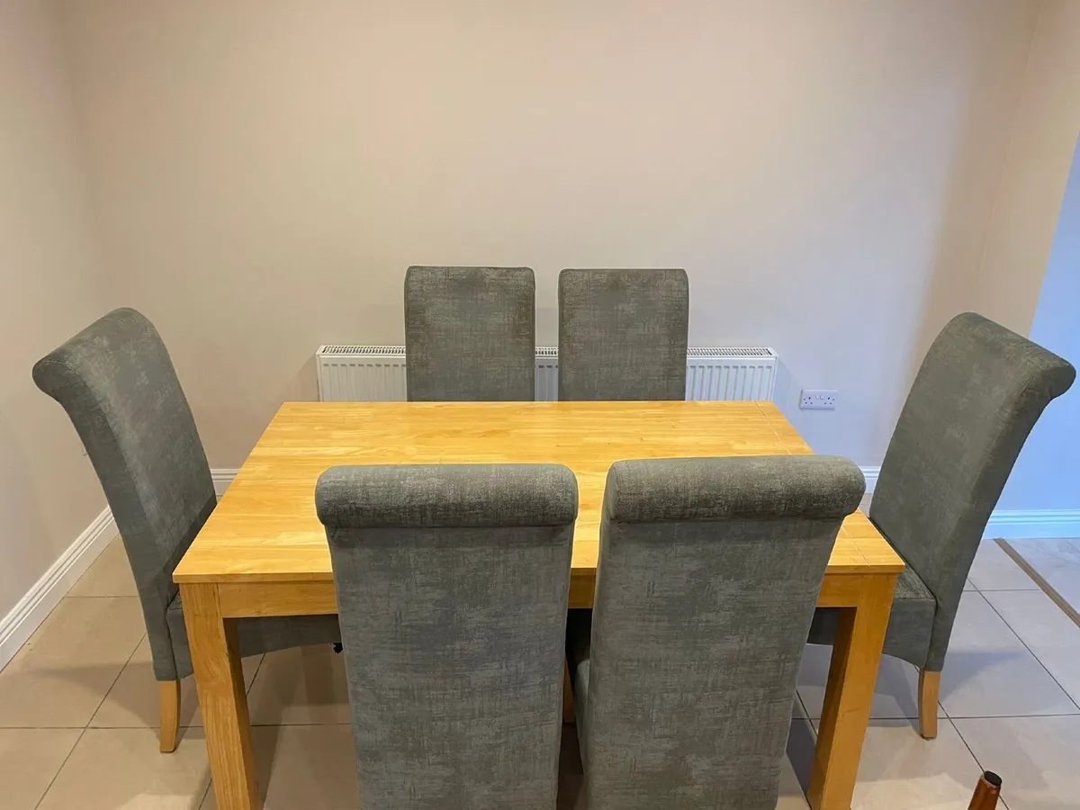 Dining room table and chairs - Image 1