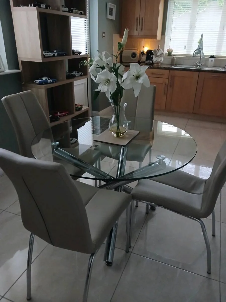 Table chairs - Image 1