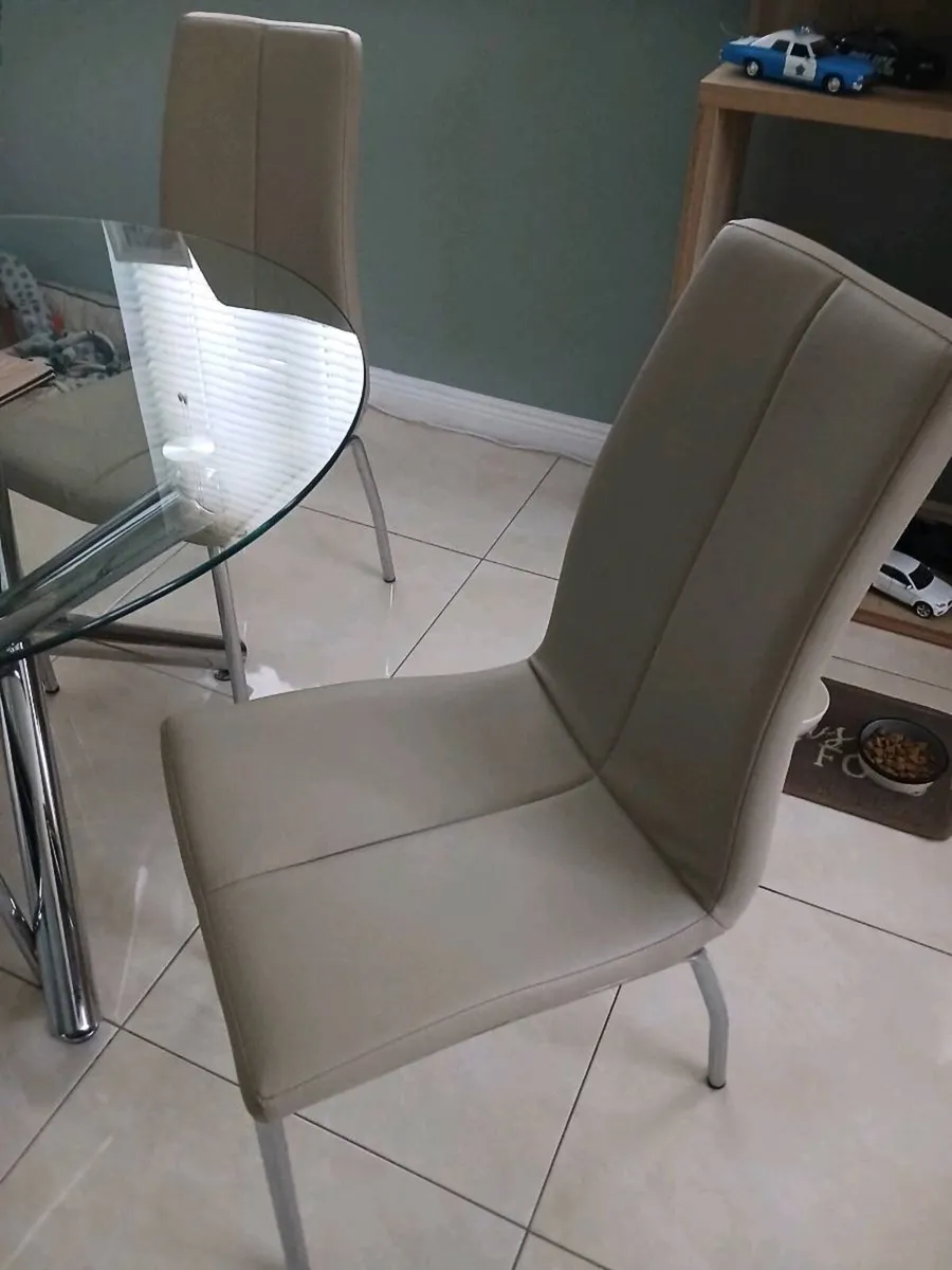 Table chairs - Image 3