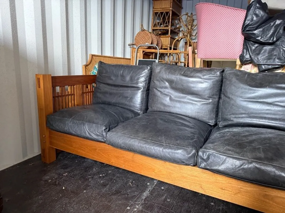 American Settle Sofa - Image 4