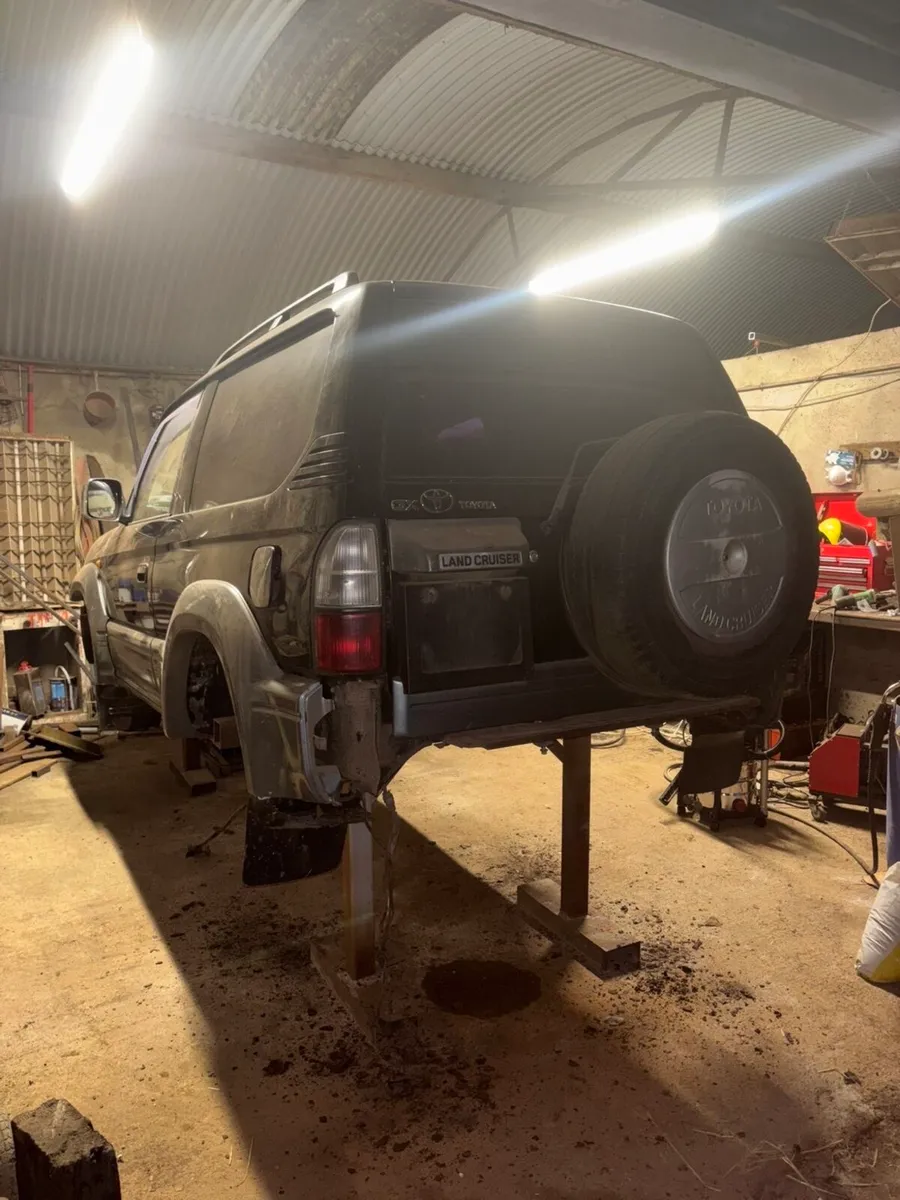 2001 Land Cruiser body - Image 2