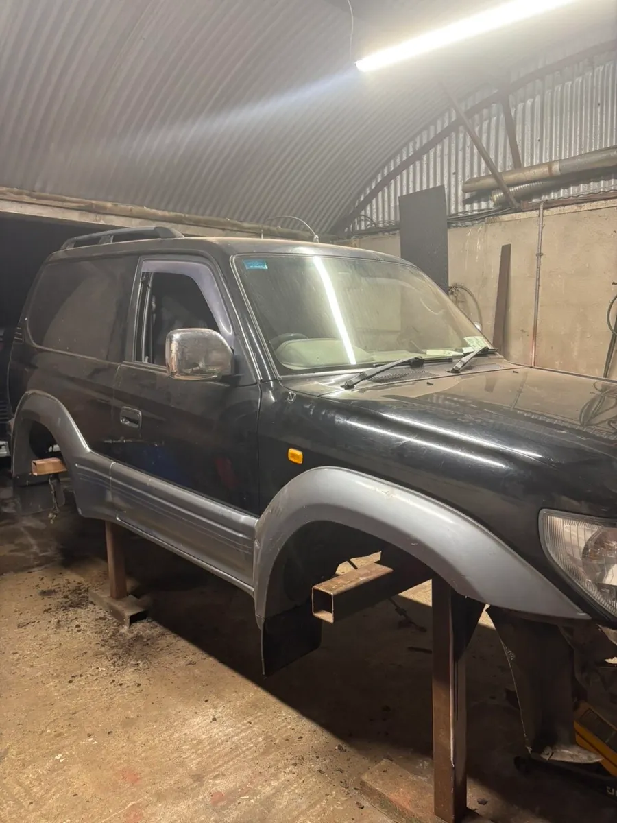 2001 Land Cruiser body - Image 1