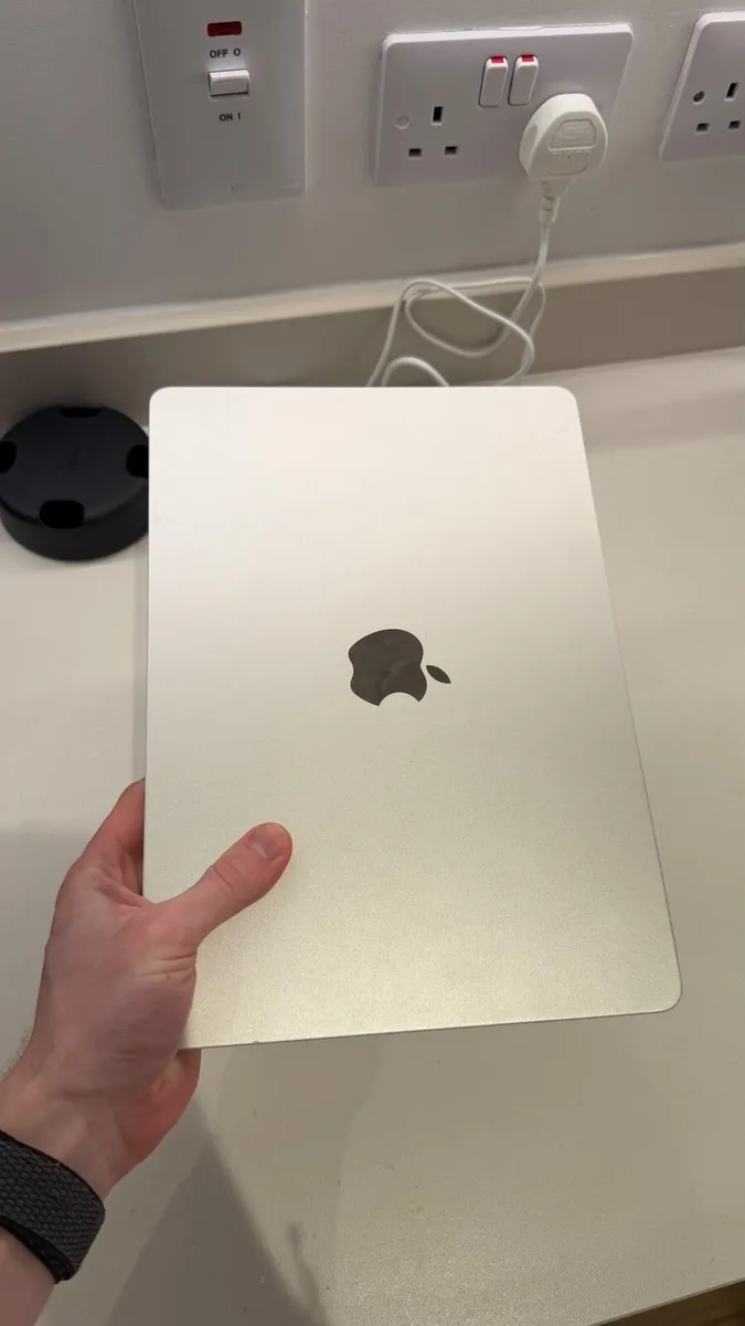 MacBook Air 13” M2 Starlight | 2022 16GB 1TB - Image 1
