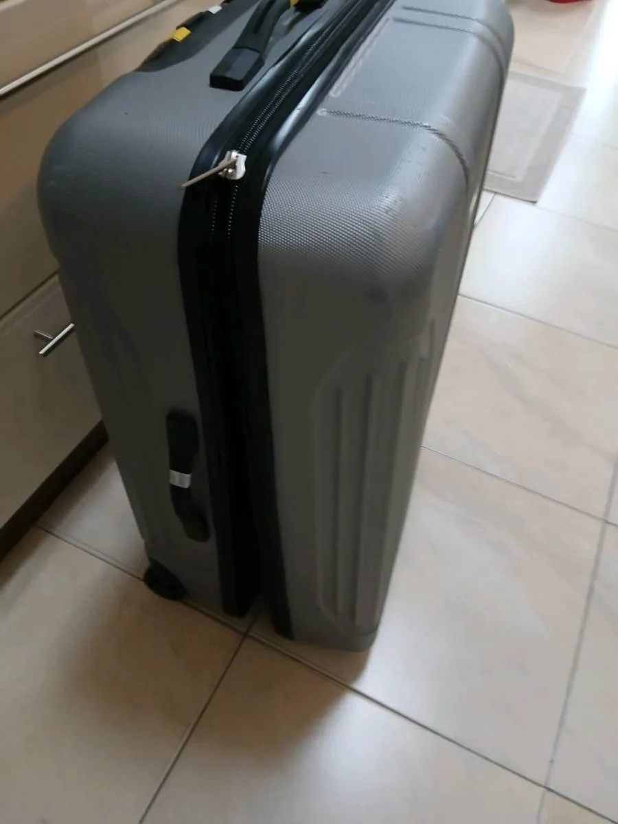 LARGE HARD TYPE SUITCASE 2 WHEELS - Image 1