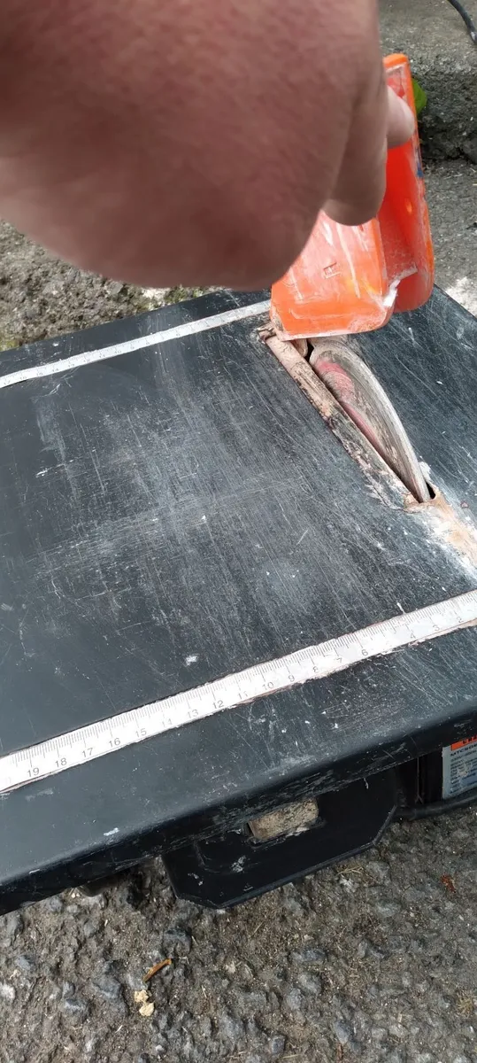 2 tile cutter  plug in working perfect 50e each - Image 4
