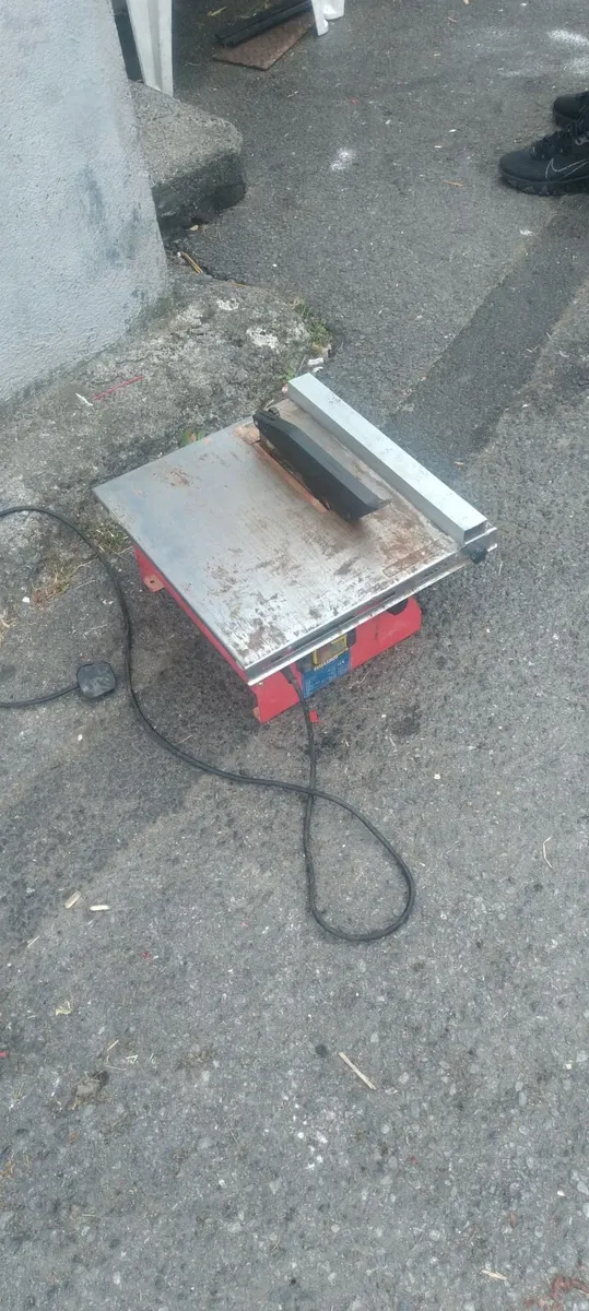 2 tile cutter  plug in working perfect 50e each - Image 3