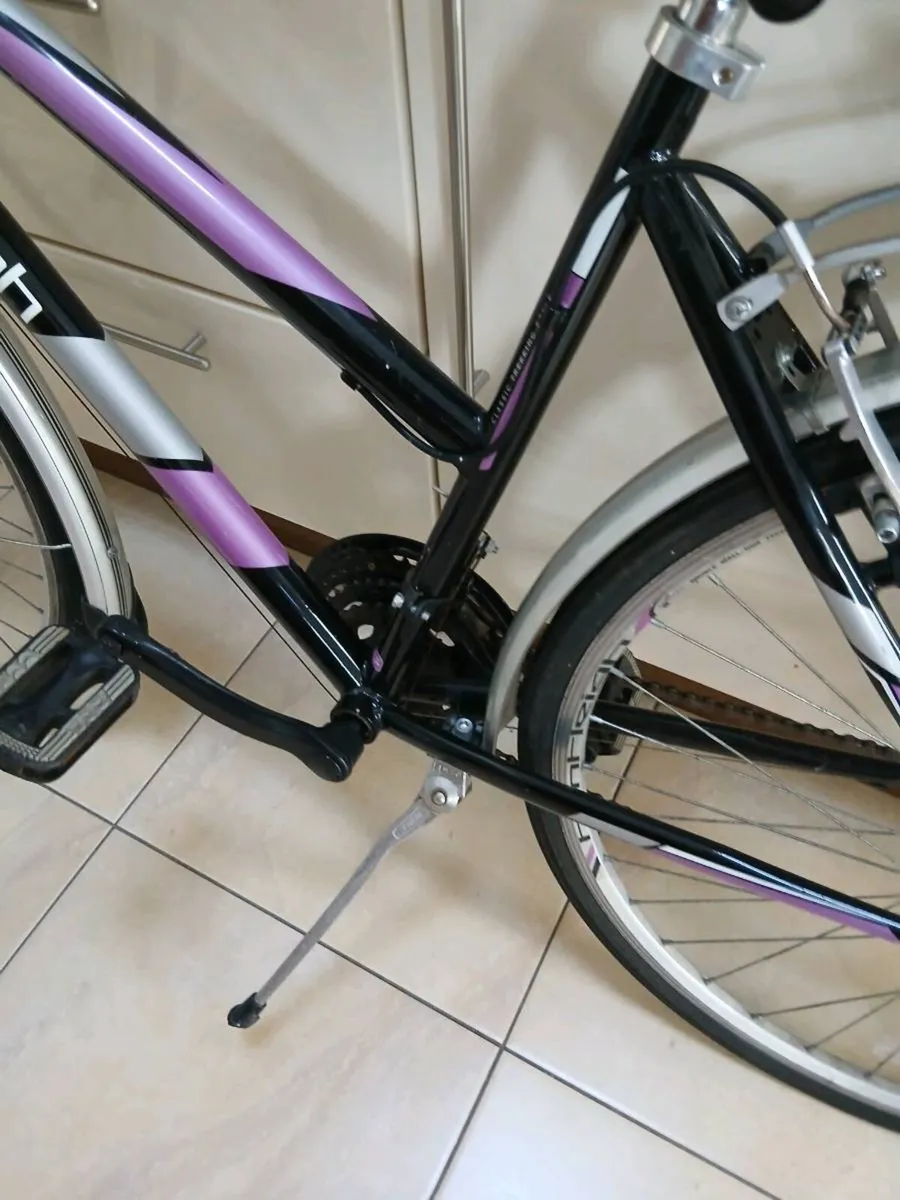 LADIES BIKE 28 INCH WHEELS AS NEW - Image 1