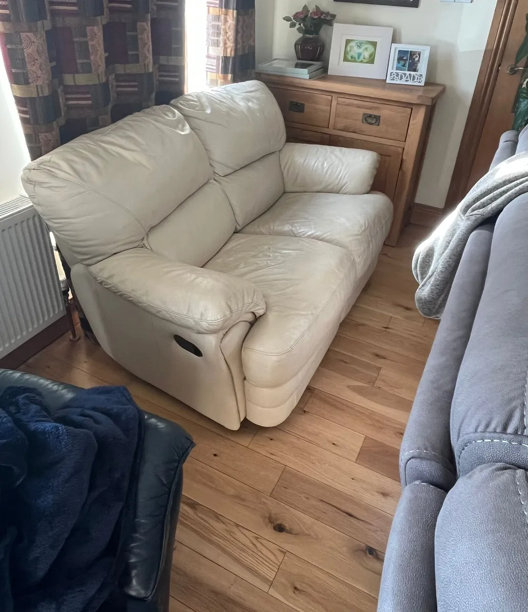 Cream couch - Image 1