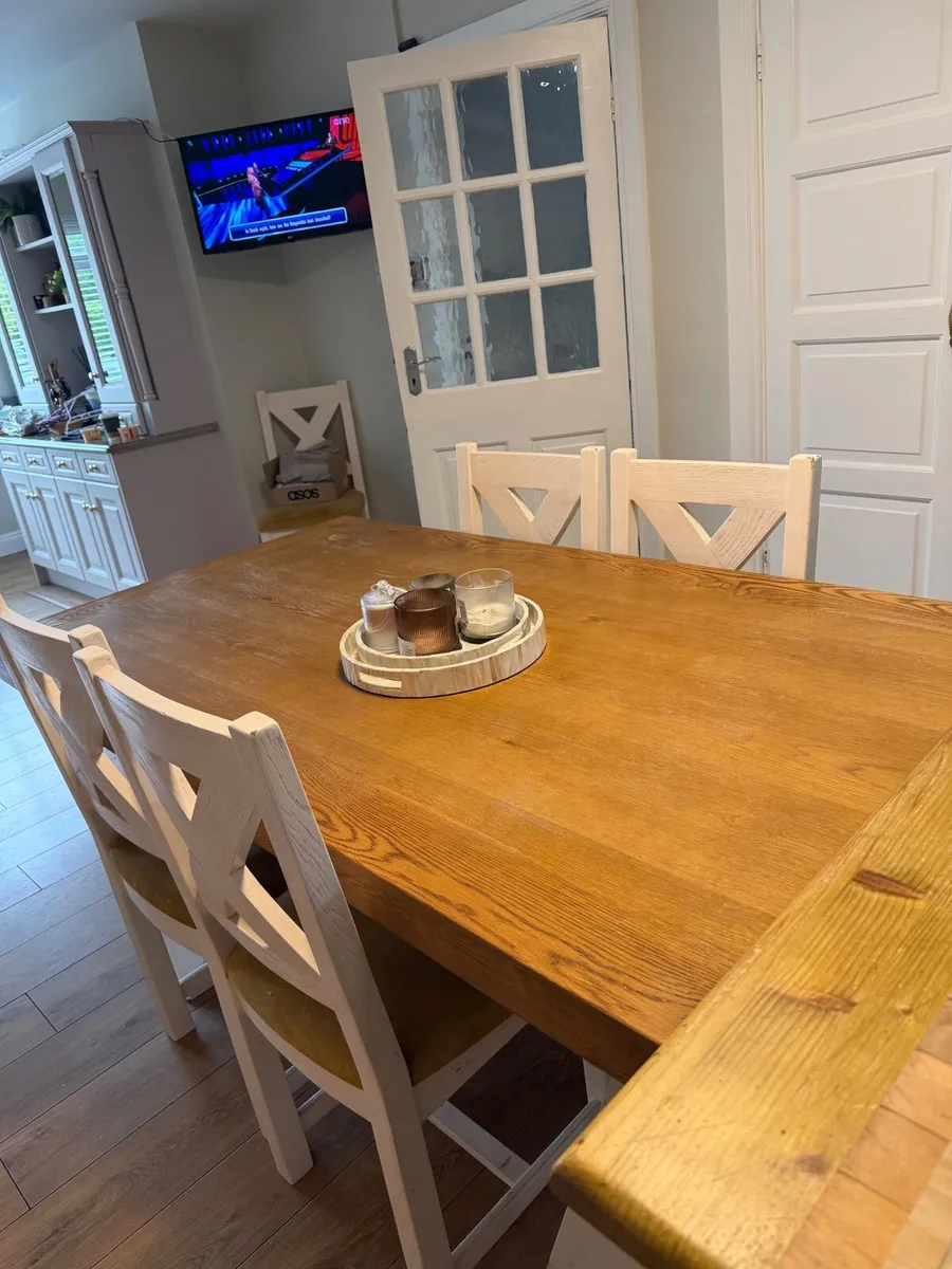 Table and chairs - Image 3