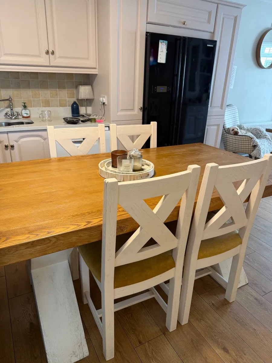 Table and chairs - Image 1