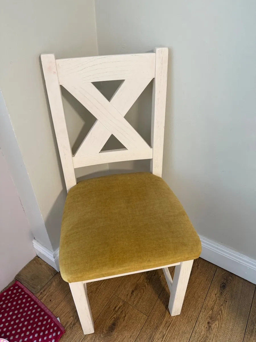 Table and chairs - Image 2