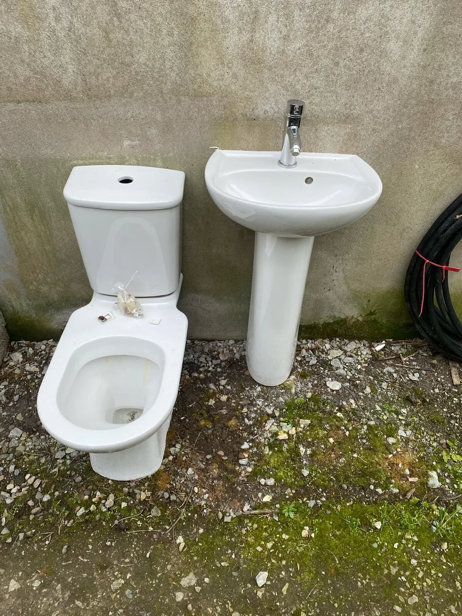 Semi shrouded Toilet and sink and taps free bath - Image 2