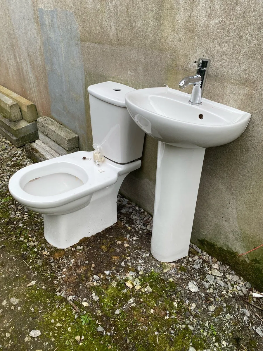Semi shrouded Toilet and sink and taps free bath - Image 1