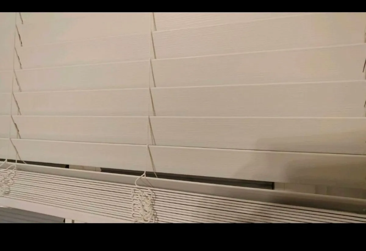 Fauxwood blinds embossed bright white - Image 1