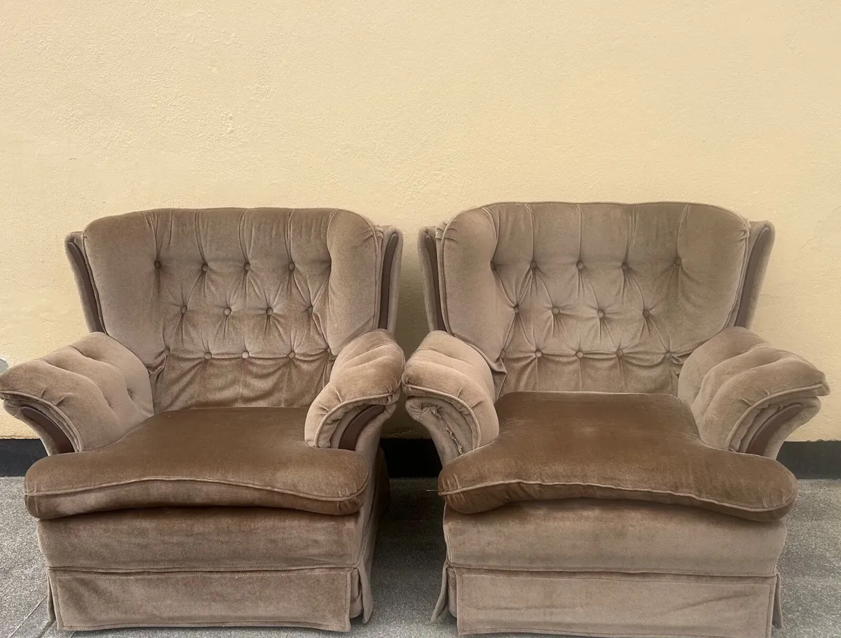 Three piece suite - Image 1