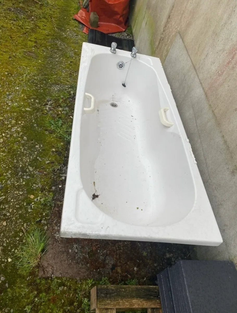 Semi shrouded Toilet and sink and taps free bath - Image 4
