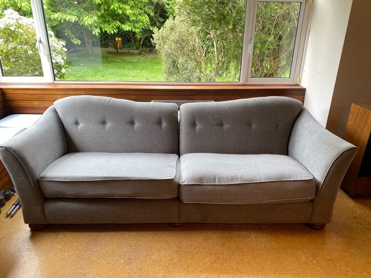 4 Seater couch - light grey - Image 1