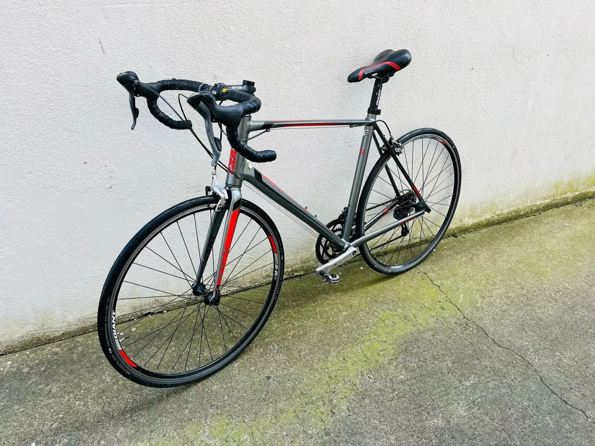 Giant Defy road bike - Image 1
