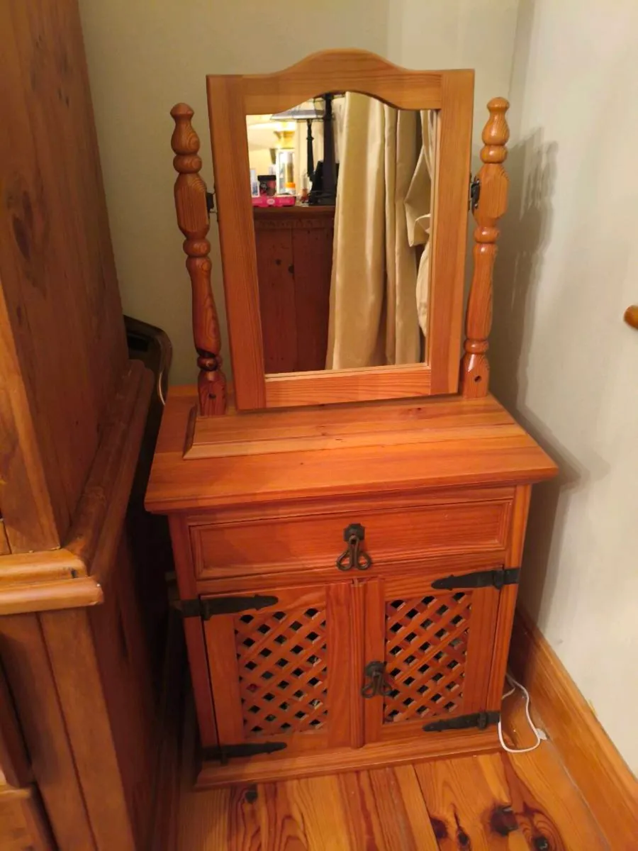 2 bedside locker's,free standing mirror - Image 1