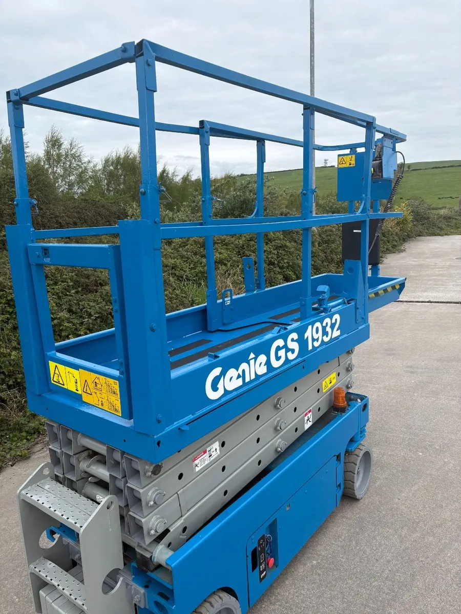 8m Battery Scissor Lift - Image 2