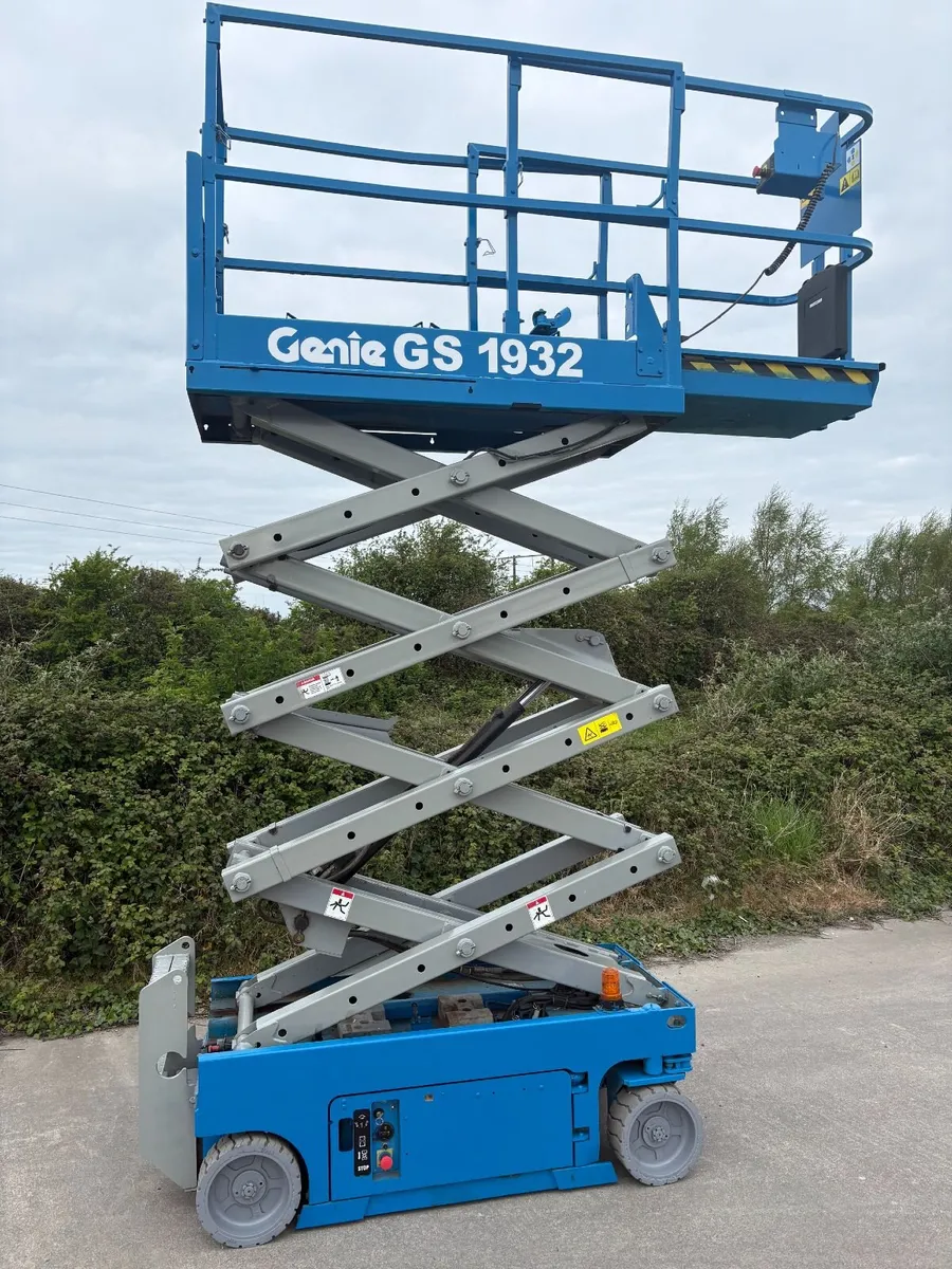 8m Battery Scissor Lift - Image 3