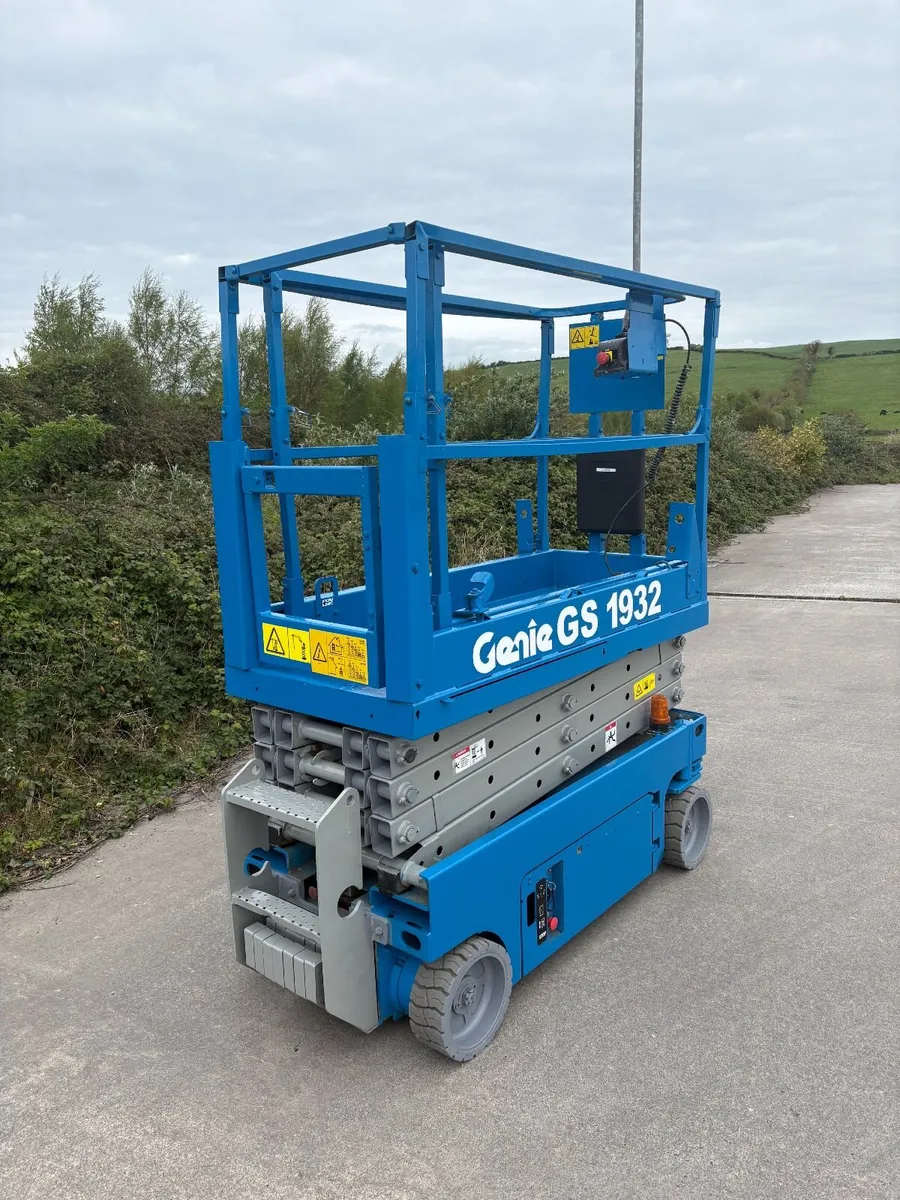 8m Battery Scissor Lift - Image 1