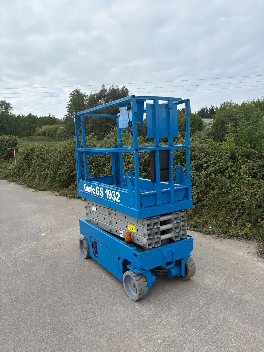 8m Battery Scissor Lift - Image 4
