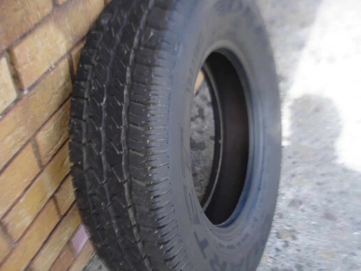 1 VINTAGE VAN TYRE 195x R14C. - Image 2