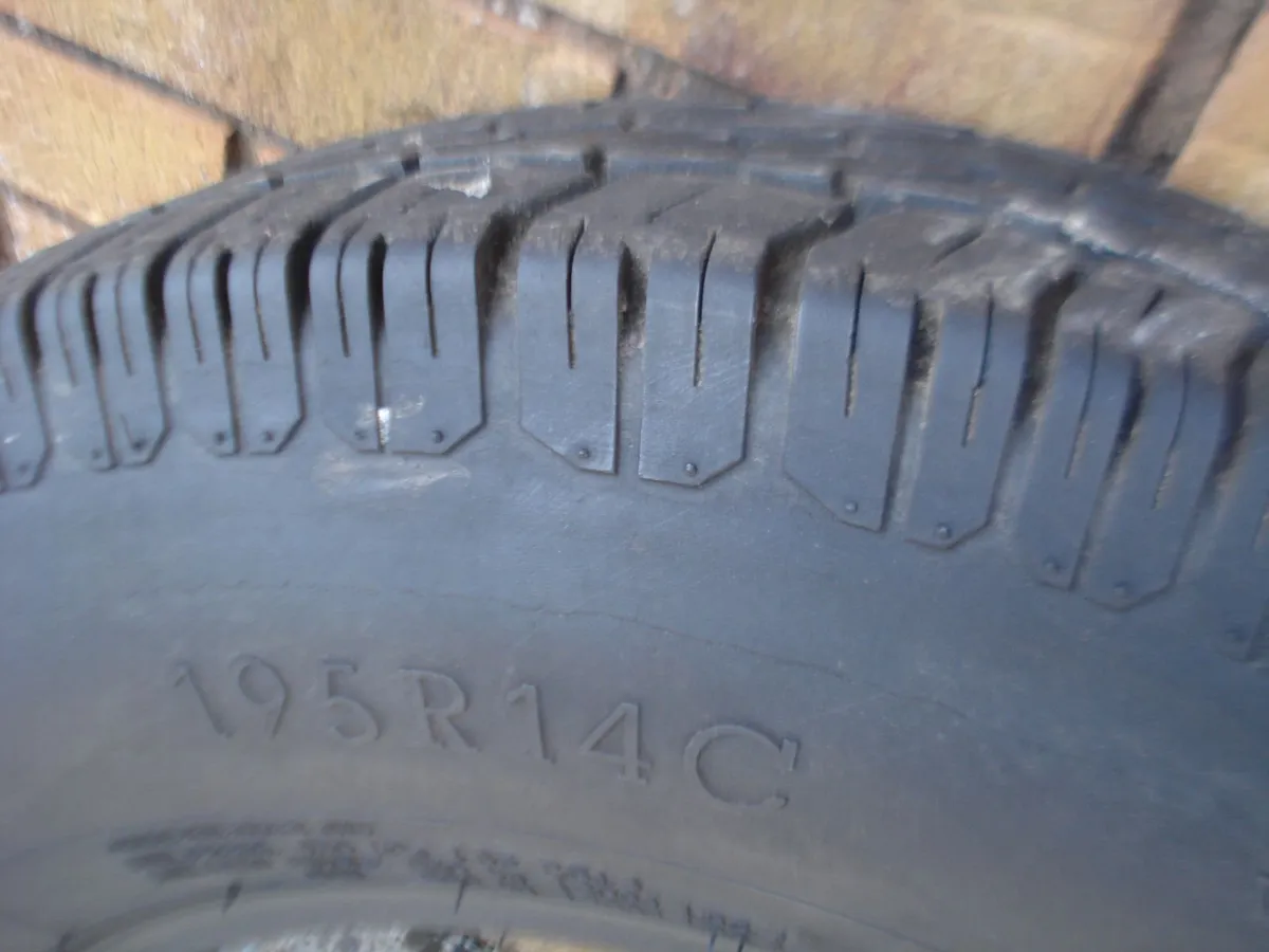 1 VINTAGE VAN TYRE 195x R14C. - Image 3