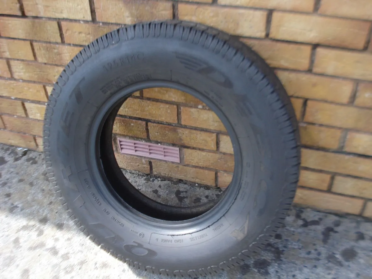 1 VINTAGE VAN TYRE 195x R14C. - Image 1