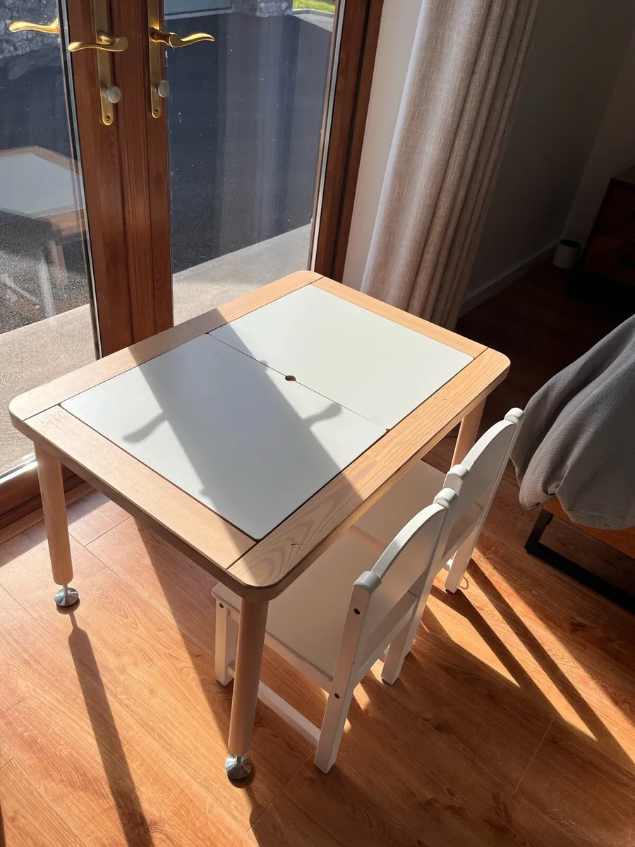 Kids table and chairs - Image 1