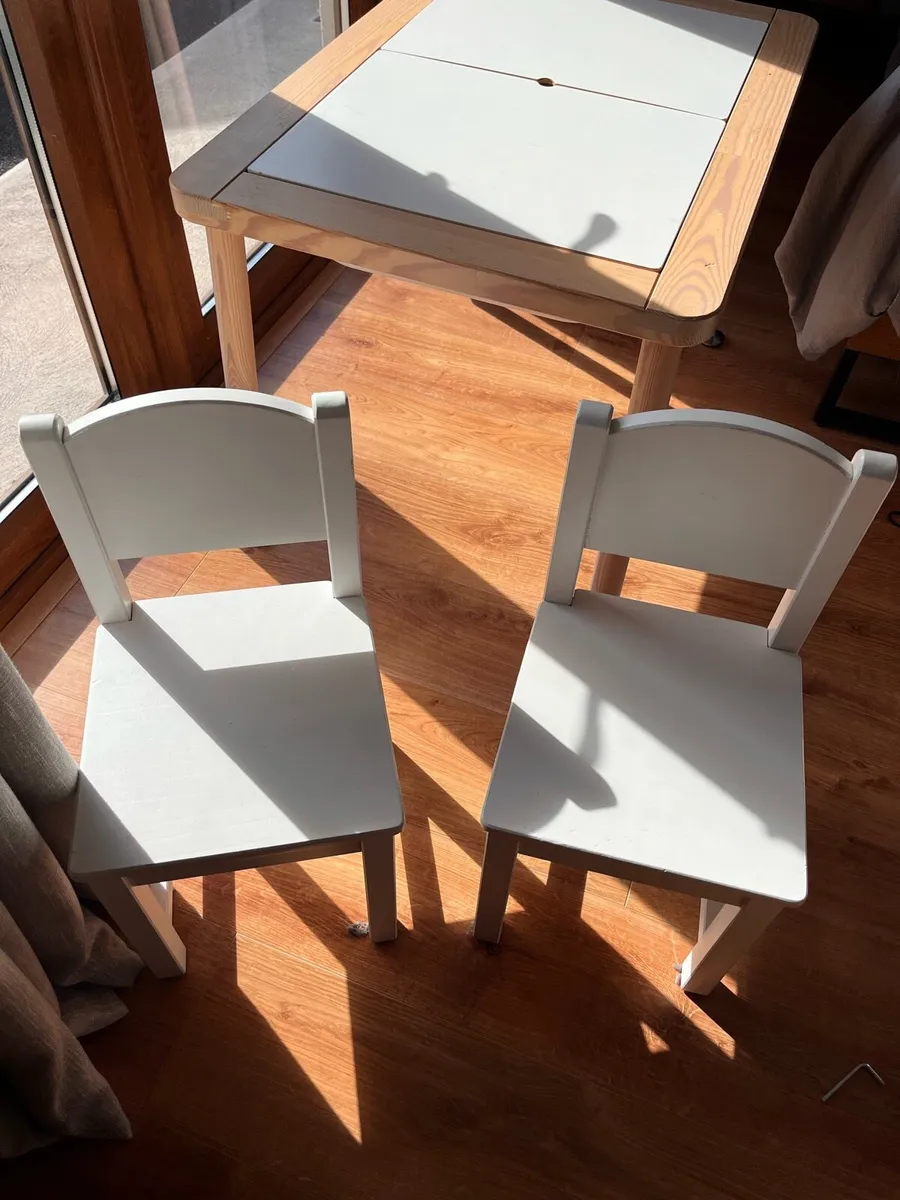 Kids table and chairs - Image 4