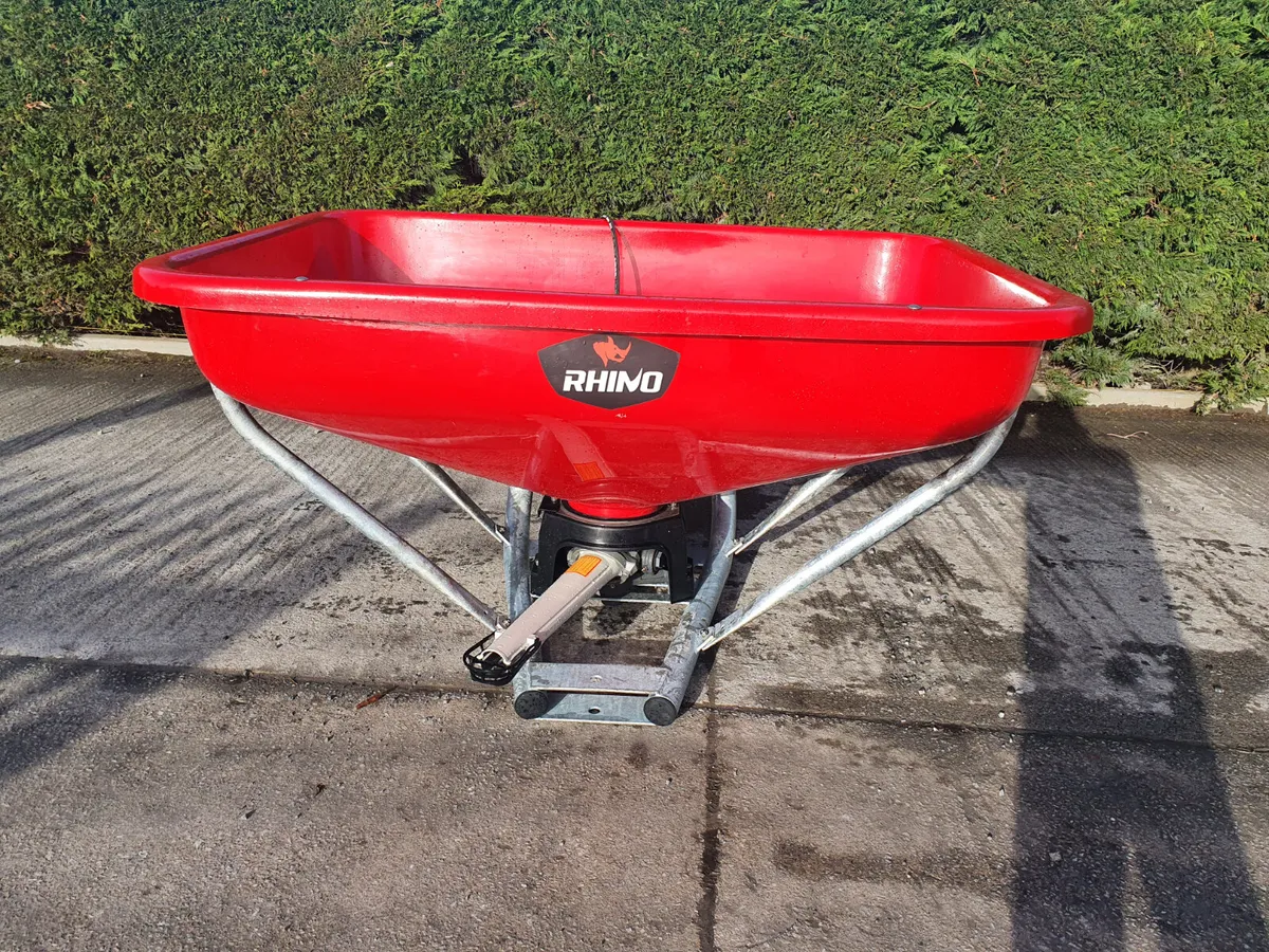 Rhino Fertilizer 800l wagtail spreader - Image 1