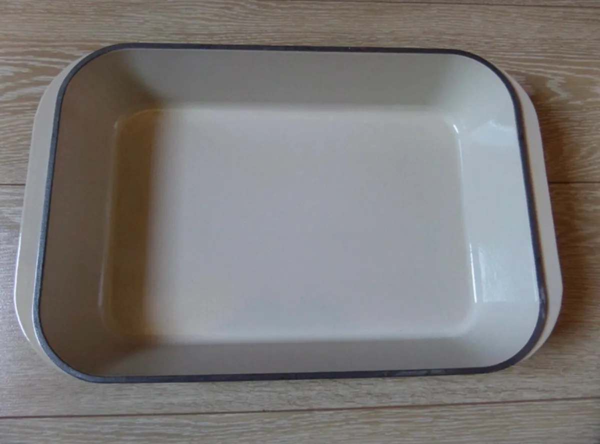 Le Creuset enamelled cast iron roasting dish - Image 1