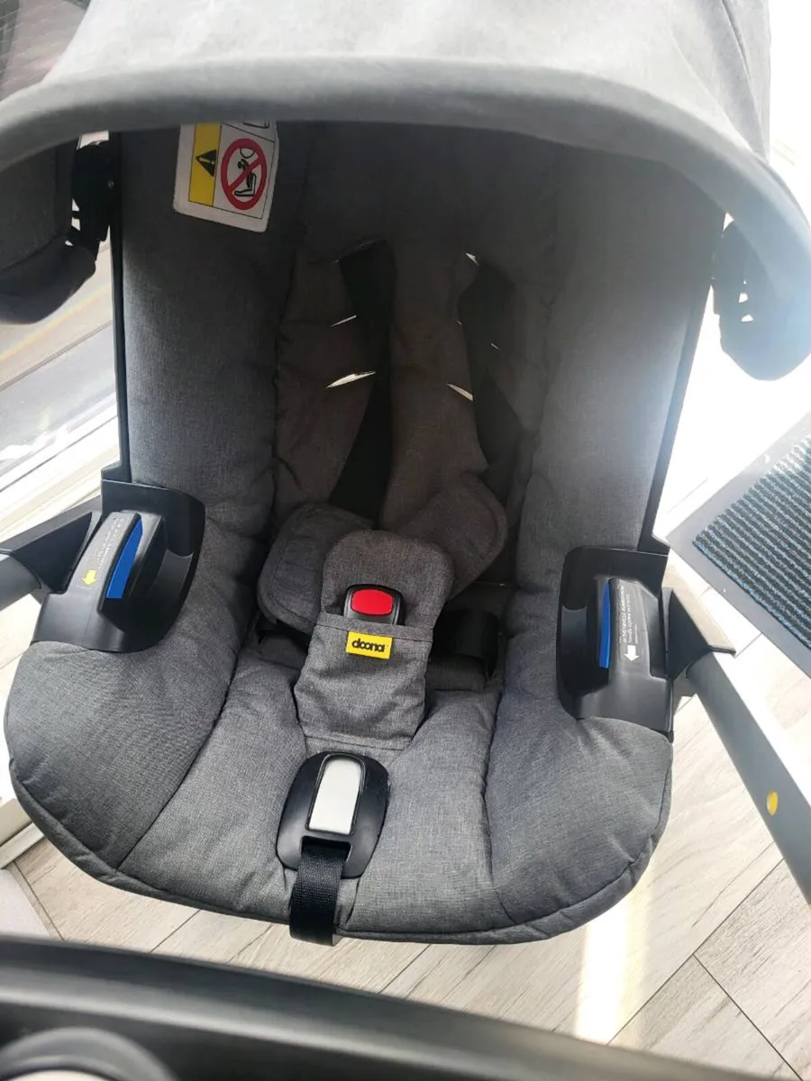 Doona carseat and base - Image 1