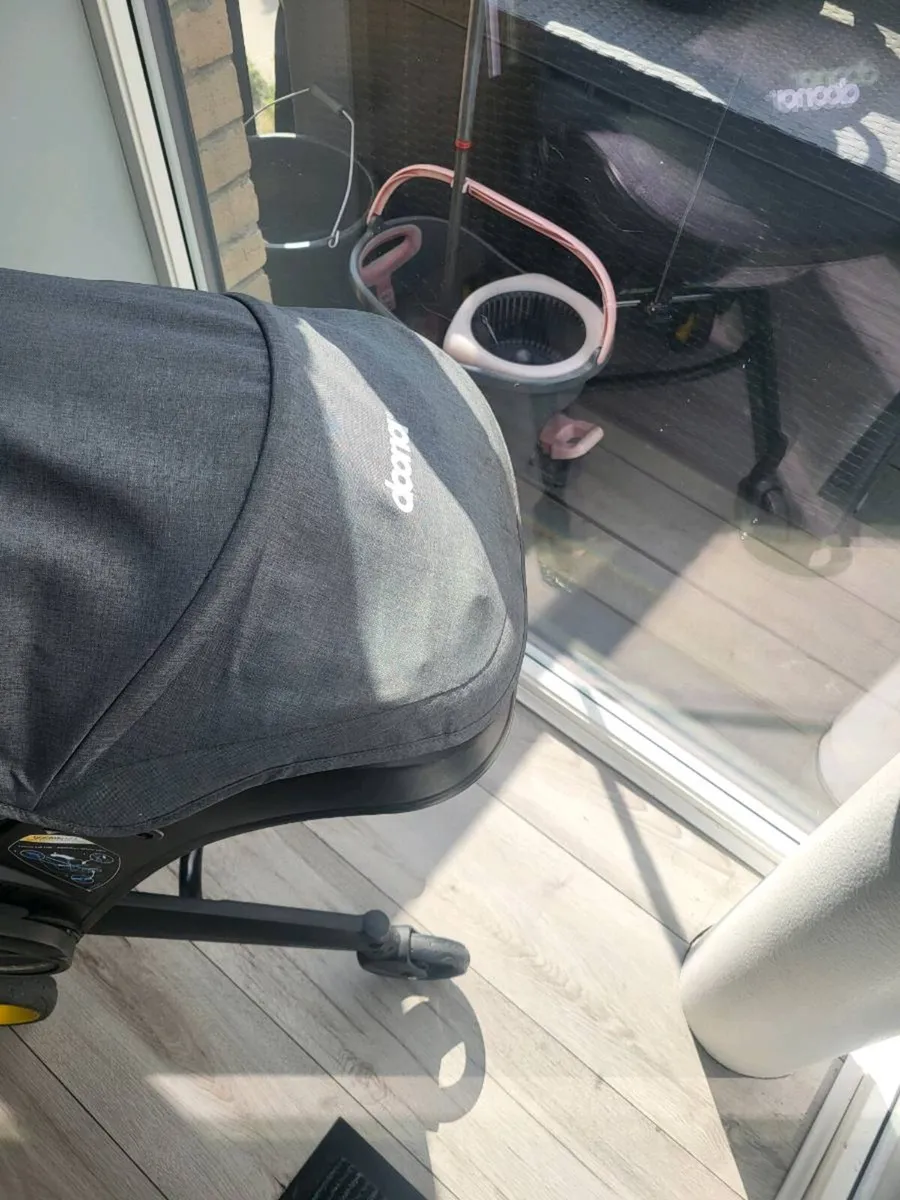 Doona carseat and base - Image 2