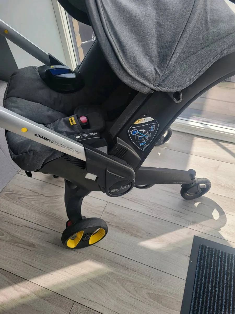 Doona carseat and base - Image 3