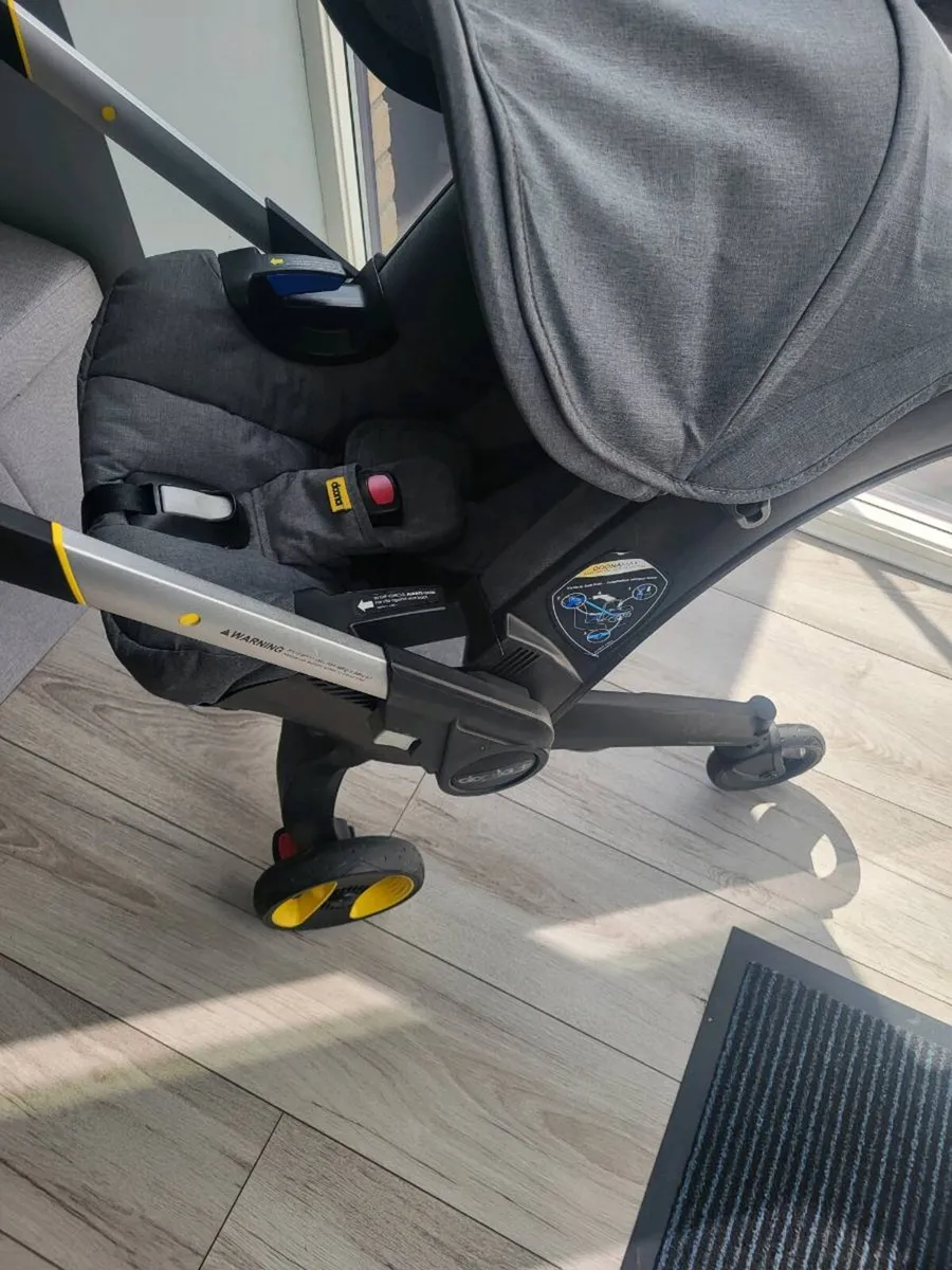 Doona carseat and base - Image 4