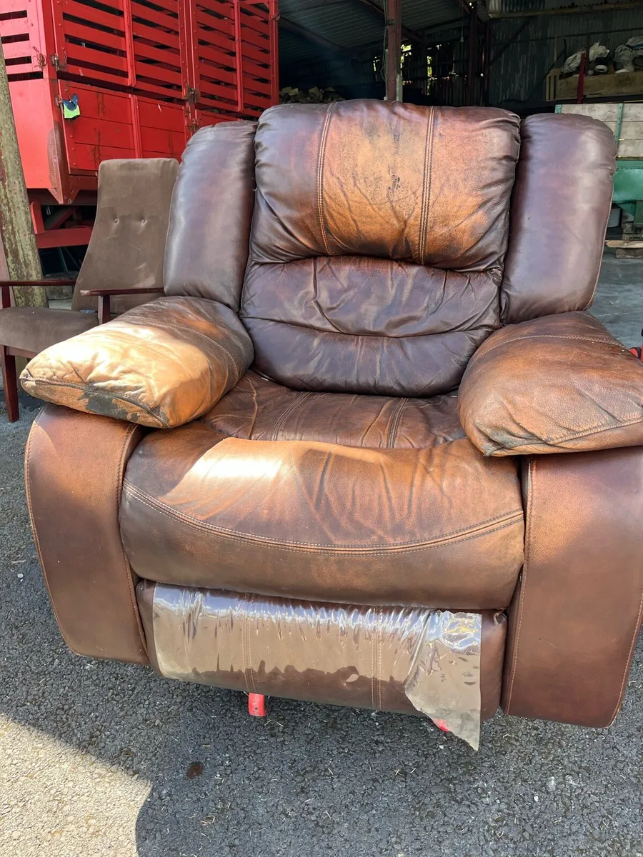 Leather recliner couch/sofa and armchair - Image 1