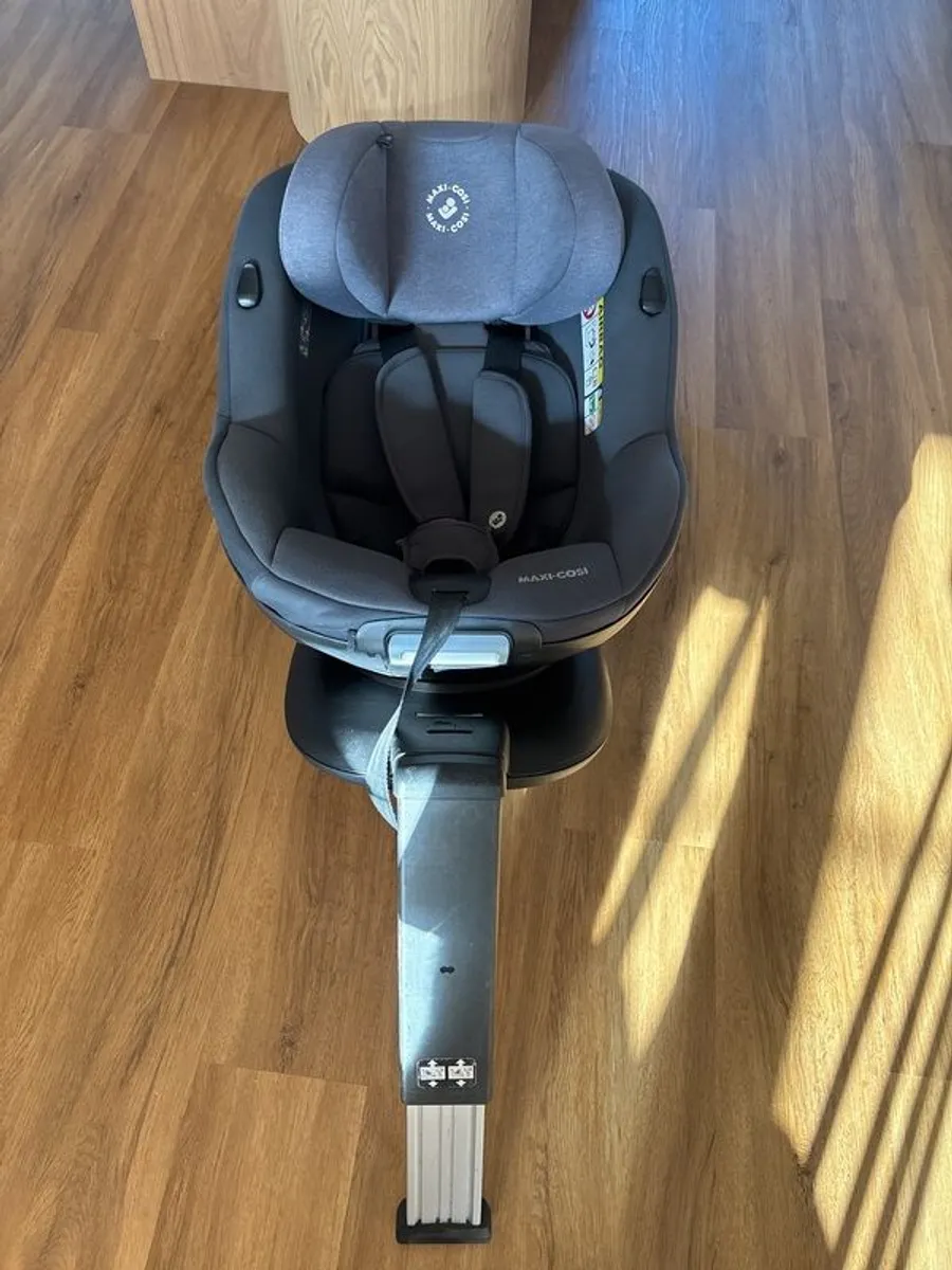 Maxi Cosi 360 Mica rotating i-Size car seat with integrated ISOFIX base - Image 1