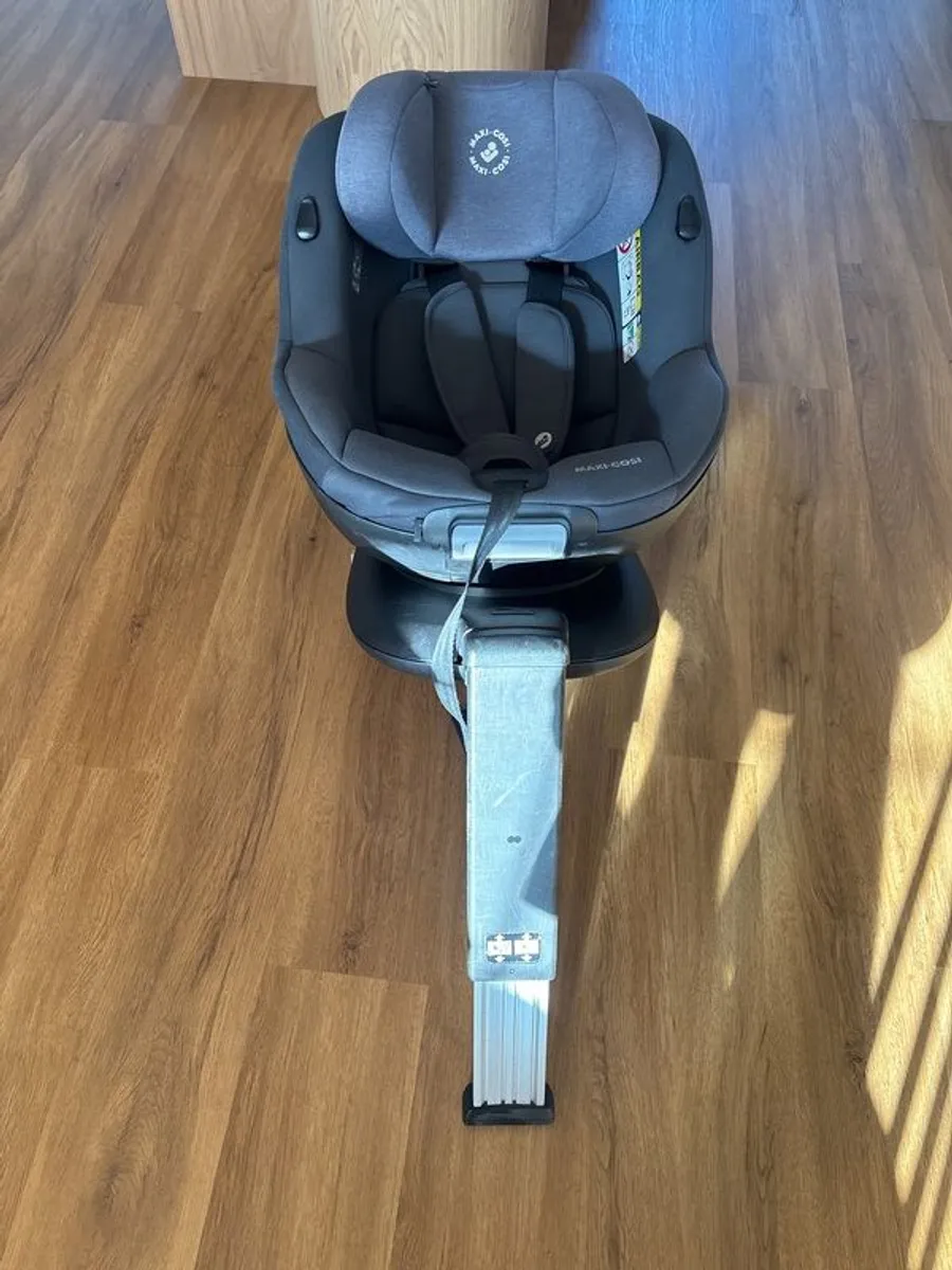 Maxi Cosi 360 Mica rotating i-Size car seat with integrated ISOFIX base - Image 2
