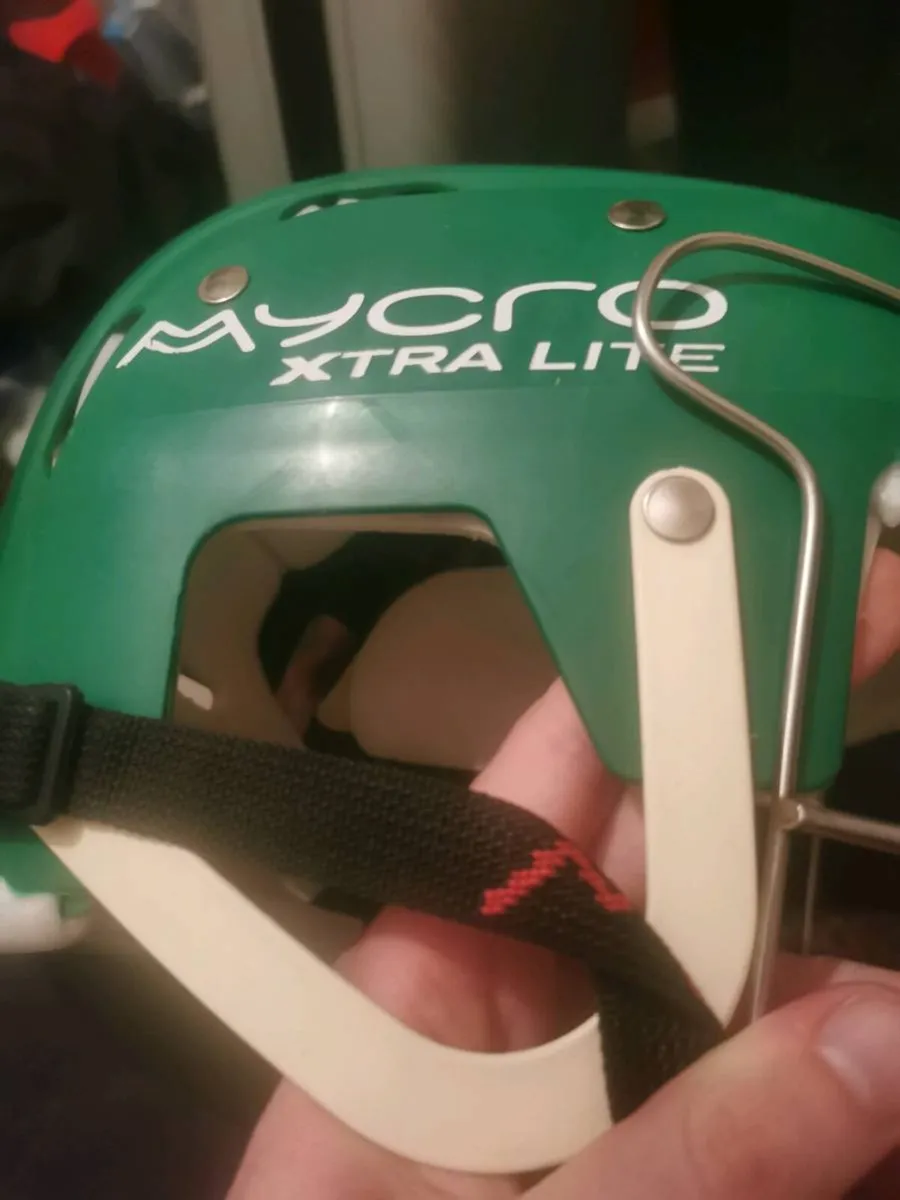 Hurling helmet - Image 1