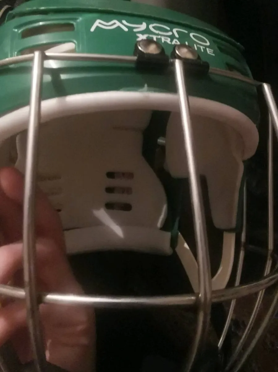 Hurling helmet - Image 3