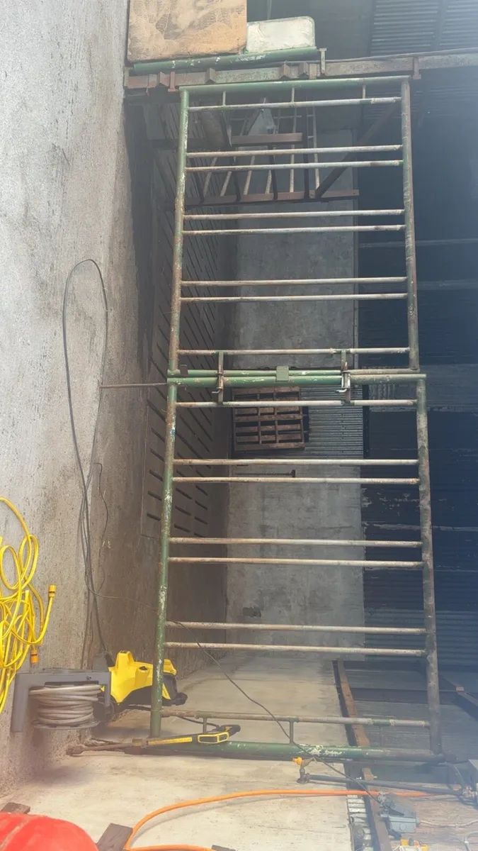 Barriers and implements - Image 1