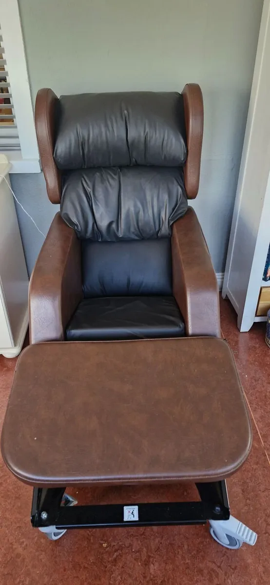 Therapeutic mobility chair - Image 1