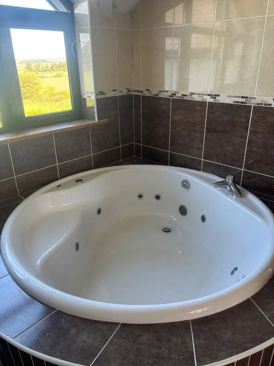 Vogue round Jacuzzi bath