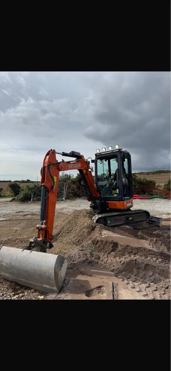 2021 hitachi 33 low hours - Image 1