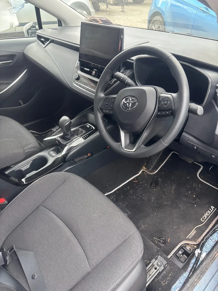 252 Toyota Corolla hybrid breaking - Image 3